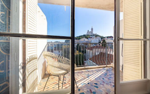 Vente► T2 rénové avec vue magique et balcon à Marseille